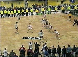 Sicherheitskr�fte sperren das Spielfeld ab