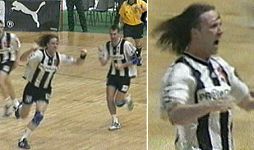 Staffan Olsson bejubelt seinen entscheidenden Treffer zum 13:21