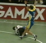 Schmidt wird von Christiansen gefoult