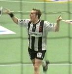 Niko bejubelt seinen Treffer zum 25:22