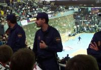 Polizei pferchte die THW-Fans ein