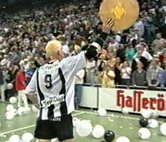 Pitti zeigt sie den Fans!