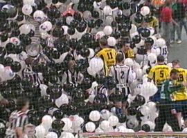 Die Teams werden im schwarz-wei�en Get�mmel