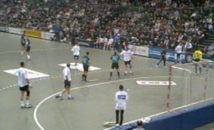 Einige Entscheidungen der Schiedsrichter heitzten die Atmosph�re auf.