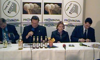 Pressekonferenz. Von links: THW-Manager Uwe Schwenker, THW-Trainer Noka Serdarusic, Hallensprecher Rolf K�rting, Dolmetscherin, Barcelonas Trainer Valero Rivera