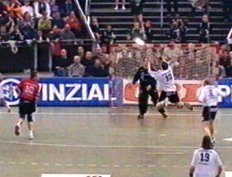 Gleich vollendet L�vgren per Kempa zum 27:18.