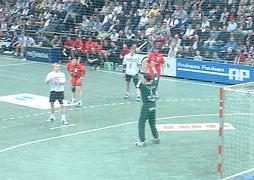 Nikolaj Jacobsen erzielt per Strafwurf  das 10:8 (27.).