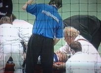 und mu� noch auf dem Spielfeld not�rztlich versorgt werden.