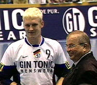 Klaus-Dieter Petersen bei seiner Ehrung zum  250. L�nderspiel durch DHB-Pr�sident Strombach.