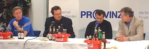 Pressekonferenz. Von links: THW-Trainer Serdarusic, Hallensprecher K�rting, Dinamo-Trainer Checiches, Ex-THW-Spieler und �bersetzer Sepp Willisch.