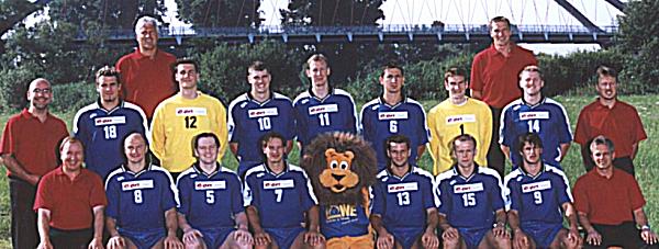 Hinten von links: Arzt Dr. Petermann, Wolf, Trainer Meisinger, Lichtlein, Jahn, Siemens, Burkhart, Beck, Manager Roch, Ericsson, Arzt Dr. RachorVorne von links: Co-Trainer Thomas, Roos, Fetser, Mierzwa, Grimm, Bezdikowski, Valcic, Physioth.