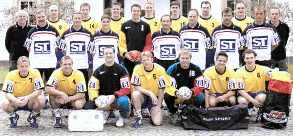 Hinten von links: BL-Obmann Hein, Petkevicius, Suma, Schumann, Hertzberg, Mraz, Pistolesi, Krauthoff, Sportl. Leiter RiekenMitte von links: Arzt Dr. Steuer, Leichtathletik-Trainer Preute, Physioth. Kribus, Nothen, Betreuer Knapik,