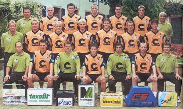 Hinten von links: Betreuer Schneider, Rose, Rastner, Meyer, Werum, Weber, Physioth. AzgehandiMitte von links: Trainer Schwalb, Fuhrig, Behrends, H�usler, Immel, Olalla, Hens