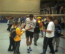 Begehrt: Stefan L�vgrens Autogramme.