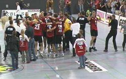 Jubel in L�bbecke nach dem Sieg �ber den Meister am ersten Spieltag.