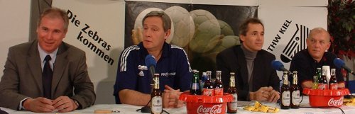 Pressekonferenz. Von links: THW-Manager Schwenker, THW-Trainer Serdarusic, Moderator Pipke, ThSV-Trainer Peter Rost.