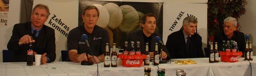 Pressekonferenz. Von links: THW-Manager Schwenker, THW-Trainer Serdarusic, Moderator Pipke, Savinestis Trainer Omer, Ivanescu.