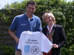 Stefan L�vgren mit co op-Marketingleiterin Ulrike Lemm.