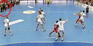 Sekunden vor dem Wurf  von Pavlovic (rechts) zieht HSG-Coach Lindgren (im roten Kreis) die gr�ne Auszeit-Karte.