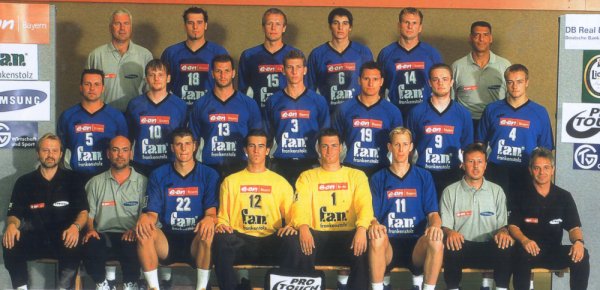 Oben von links: Trainer Meisinger, Wolf, Bezdikowski, Hetkamp, Kunze, RackMitte von links: Hoffmann, Fetser, Grimm, Litzinger, Kunz, Gudjonsson, L�tzelbergerVorne von links: Physioth. Lorenz, Arzt Dr. Petermann, Jahns, Klier, Lichtlein,