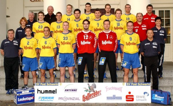 Hinten von links: Betreuer Maiworm, Manager Krieter, Thormann, Obrvan, Witt, Kl�ttermann, Trainer Schneider;Mitte von links: Phys.-Th. Wach, G�nther, Ladig, Christ, Vildalen, L�ke, Co-Trainer Antemann, Phys.-Th. Ziesemer