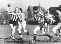 Das Prestigeduell der Nachkriegszeit:  Hein Dahlinger (li.) wirft f�r den THW ein Tor gegen den Polizei SV Hamburg; au�erdem in Schwarz und Wei� v.l.:  Herbert Podolske und Karl-Hein Rieckmann.