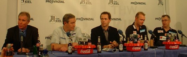 Pressekonferenz. Von links: THW-Manager Schwenker, THW-Trainer Serdarusic, Moderator Pipke, AaB-Trainer Anders F�ltn�s, AaB-Manager Peter Bertelsen.