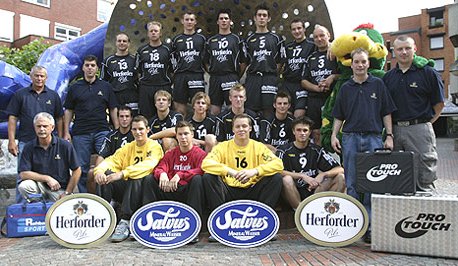 Oben von links: Betreuer Menke, Trainer Caba, Goldin, Limberg, Th�nemann, Tuttmann, Wesseling, Bilanovic, Shuk, Maskottchen Kuno, Co-Betreuer Lechteck, Physiotherapeut Glaser;