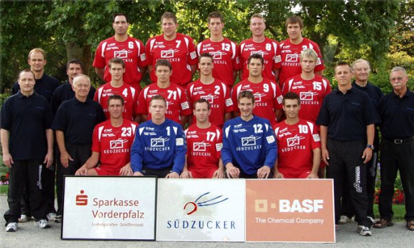 Hinten von links: Laubscher, Wei�, B�hler, de Hooge, Fridjonsson;Mitte von links: Masseur Scholl, Trainer Rymanov, Co-Trainer Eckhardt, Betreuer St�rm, B�tz, Woronin,