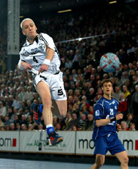 Johan Pettersson schlie�t einen Gegensto� ab,  Daniel Brack kann nur noch zuschauen.