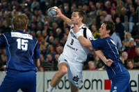 Frode Hagen wird von Einar Holmgeirsson attackiert.