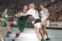 Robert Sighvatsson im Zweikampf mit Klaus-Dieter Petersen.