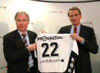 Der Vorstandsvorsitzende der mobilcom AG, Dr. Thorsten Grenz, pr�sentiert zusammen Mit THW-Gesch�ftsf�hrer  Uwe Schwenker die neue Werbung auf dem THW-Trikot.