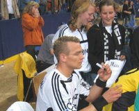 Matchwinner Christian Zeitz beim Autogramme-Schreiben.