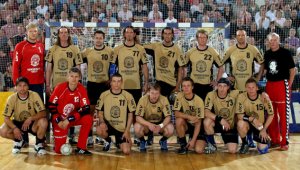 Die Mannschaft der Weltauswahl: Hintere Reihe v.l.: Bitter, Olsson, Hagen, Bojenovic, Jeppesen, Knorr, Schwarzer, Trainer Nielsen. Untere Reihe v.l.: Kos, Gentzel, Sprenger, Velyky, Lindberg, Kretzschmar, Jacobsen.