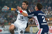 Die beiden Spielmacher im Zweikampf: Stefan L�vgren gegen Glenn Solberg.