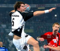 Kim Andersson zieht mit einem Sprungwurf ab,  Mathias Franzen (rechts) schaut seinem schwedischen Landsmann nur nach.