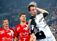 Vid Kavticnik l�uft den Nordhornern Mathias Franzen und  Robert Arrhenius bei einem Tempogegensto� auf und davon.