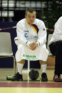 Christian Zeitz fand sich nach einem  Schlag an den Kopf und einer Behandlungspause zur Regeneration  zumeist auf der Bank wieder.