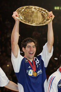 Nikola Karabatic mit der Schale.