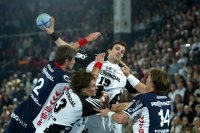 Kein Durchkommen: Szilagyi bleibt in der SG-Abwehr h�ngen.