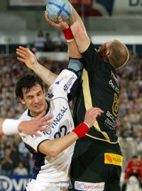 Flensburgs Marcin Lijewski wird von Ciudads Ales Pajovic attackiert.