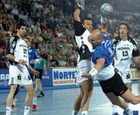 Axel Kromer (VfL) kommt zum Wurf