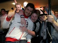 Mittendrin auch Torh�ter Henning Fritz,  der bei der Spontan-Feier in den Uml�ufen der Ostseehalle  die Fans erst verlie�, als dem Discjockey in der Nacht der  Strom abgedreht wurde.