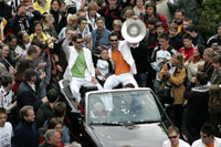 Im Autokorso ging es von der Ostseehalle zum Rathausplatz.