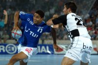 Franzosen unter sich: Daniel Narcisse setzt sich gegen Nikola Karabatic durch.