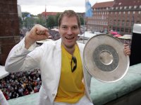 Teamplayer Mattias Andersson mit der Meisterschale.