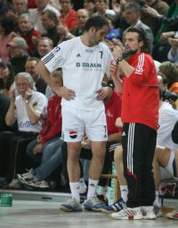 Dr. Rastislav Trtik gibt Predrag Kontic Anweisungen