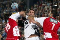 Stefan L�vgren wird von den Melsungener Abwehrspielern Grigorios Sanikis (links) und Predrag Kontic (rechts) hart attackiert.