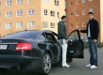 Der kleine Bruder hilft dem gro�en Bruder: Nikola wird von seinem Bruder Luka mit dem Auto aus dem Krankenhaus abgeholt.